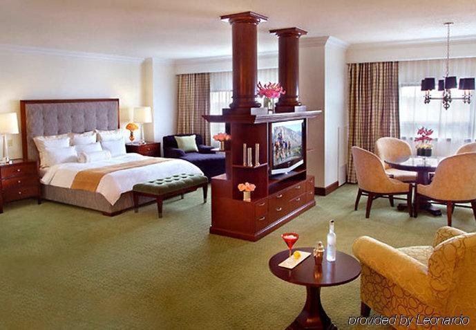 Marriott At Glenpointe Hotel