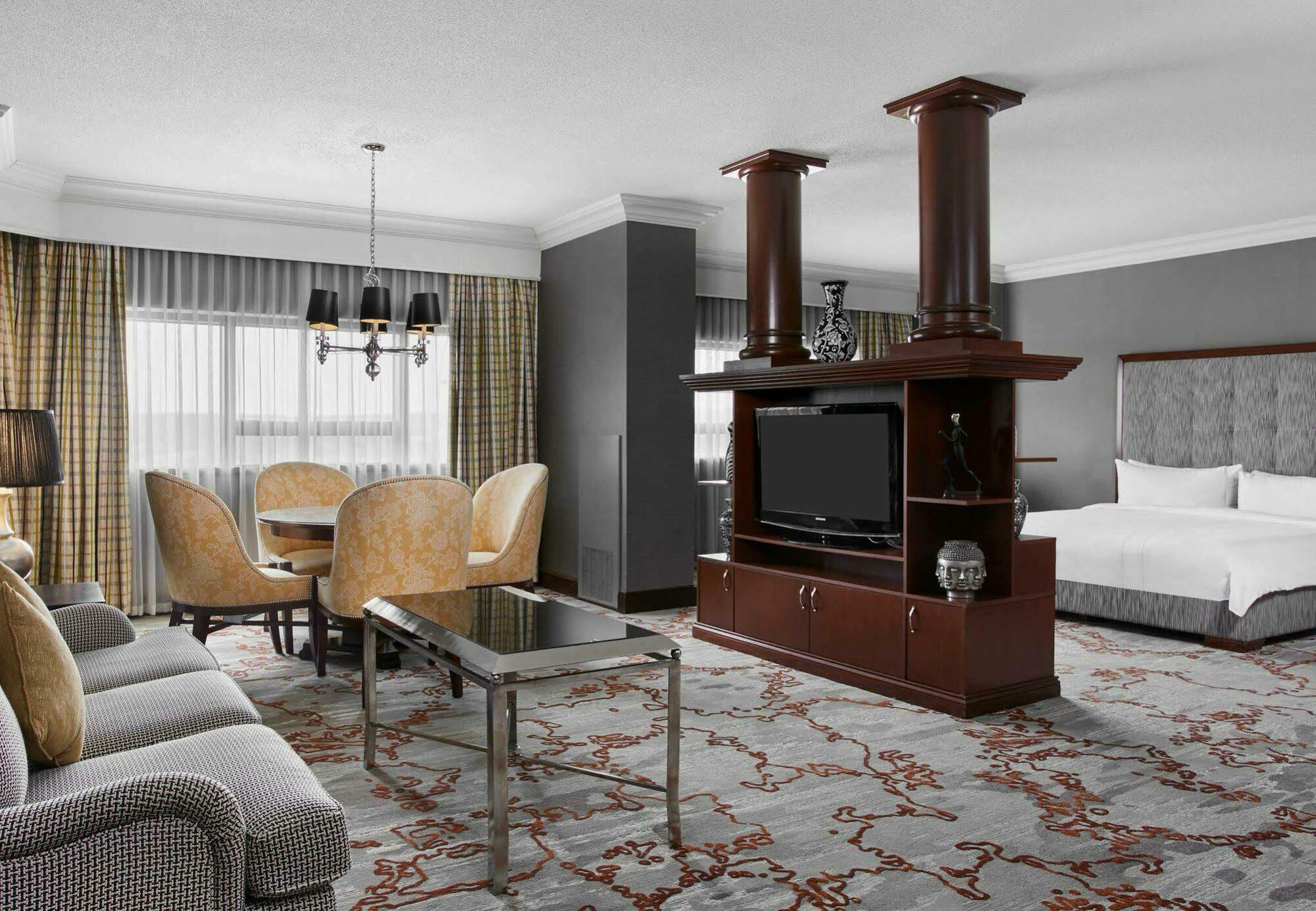 Marriott At Glenpointe 3*