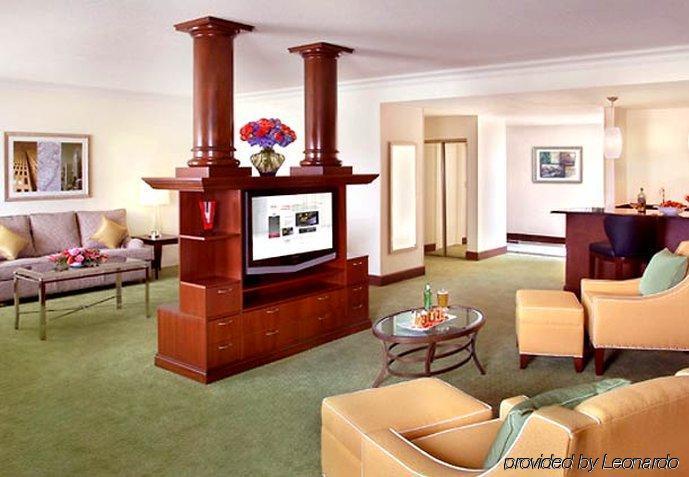Marriott At Glenpointe Hotel 3*