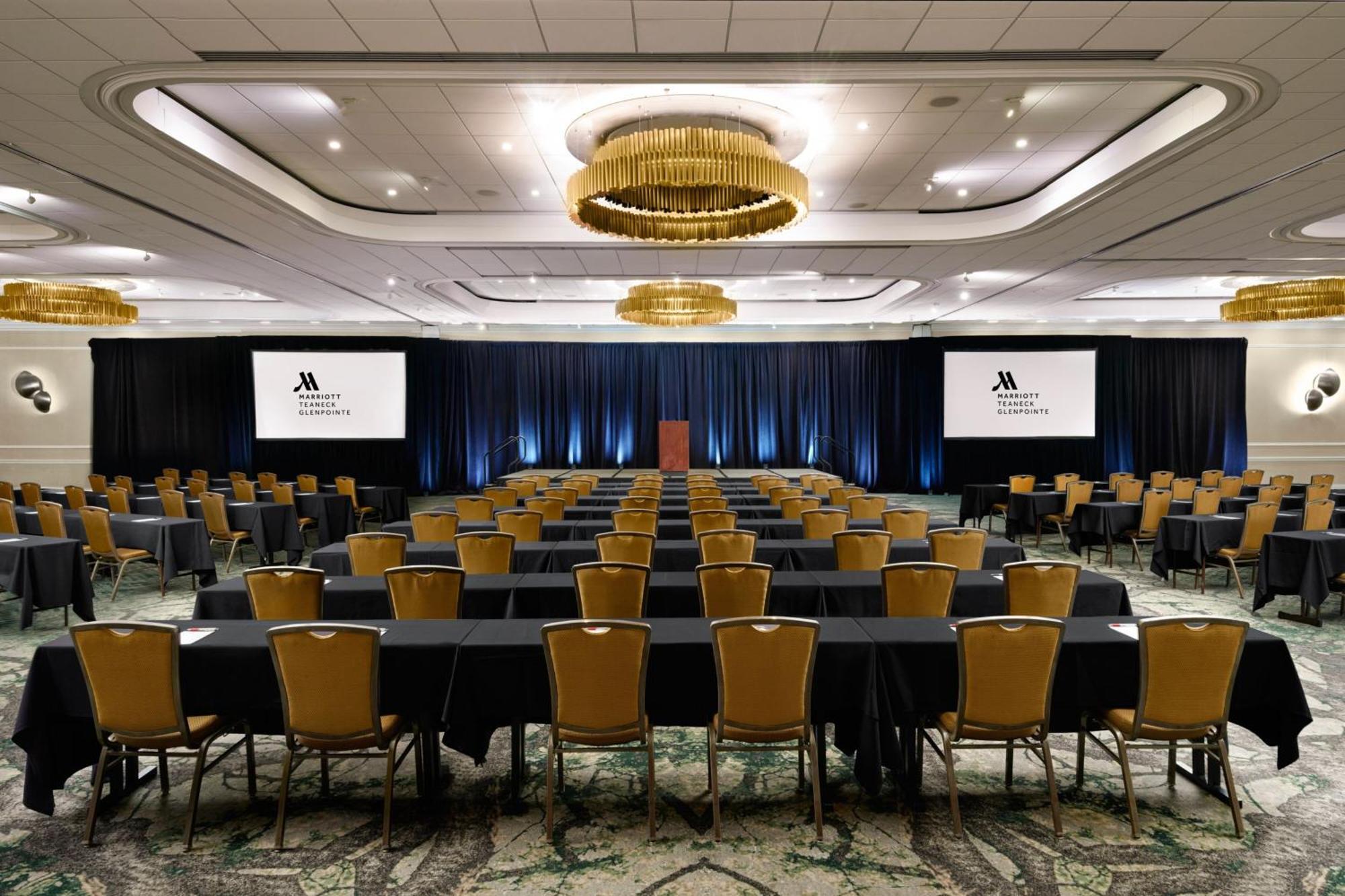 Marriott At Glenpointe Hotel 3*