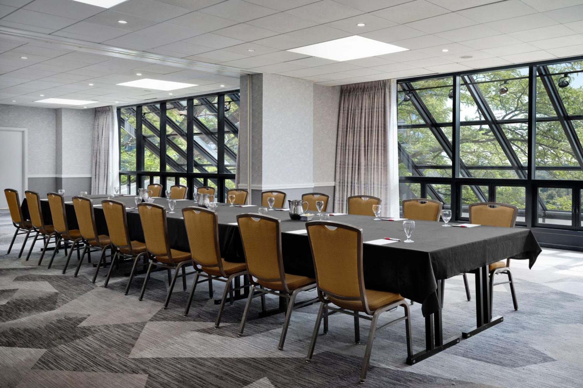 Marriott At Glenpointe Hotel 3*