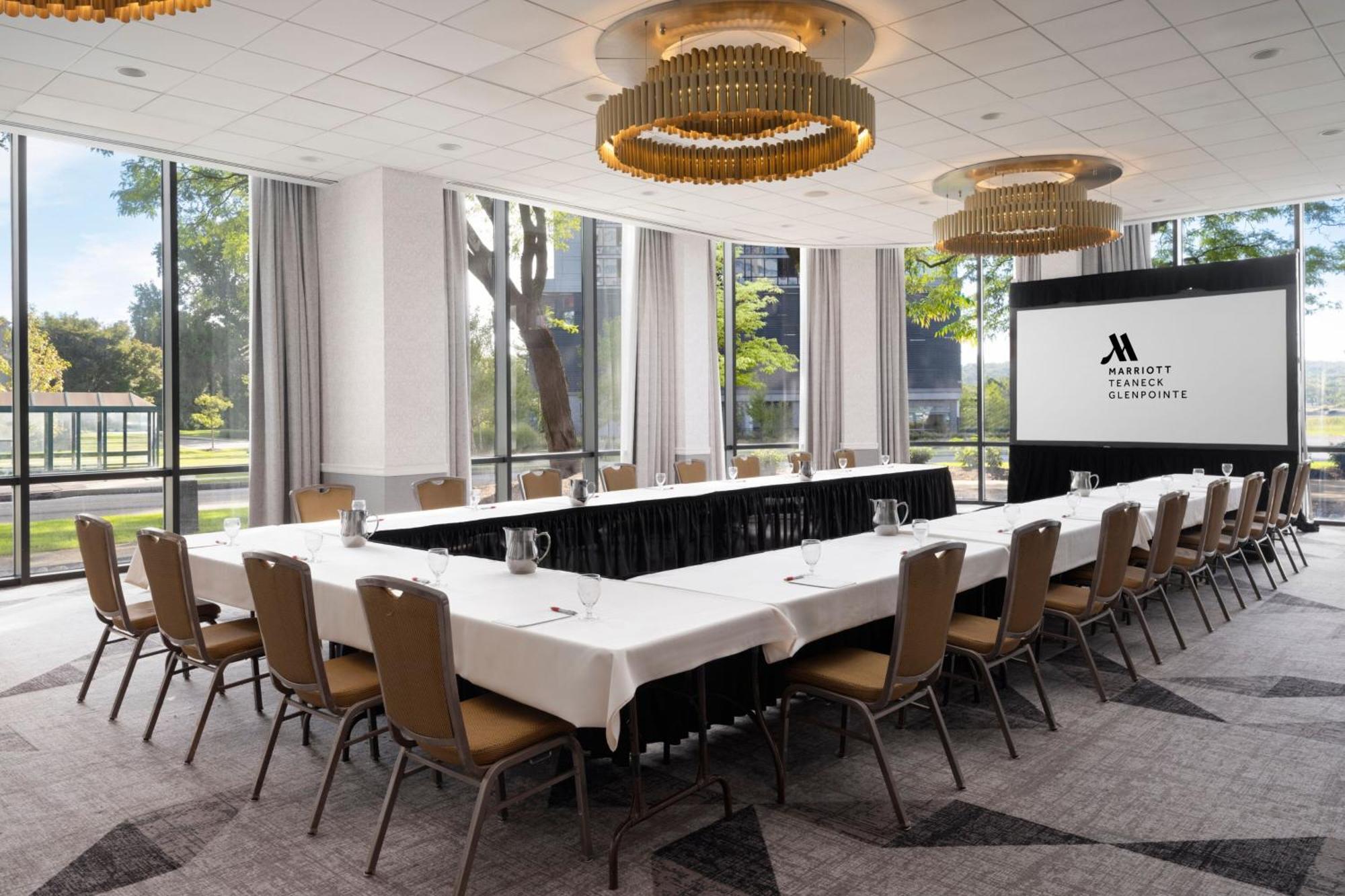 Marriott At Glenpointe Hotel 3*