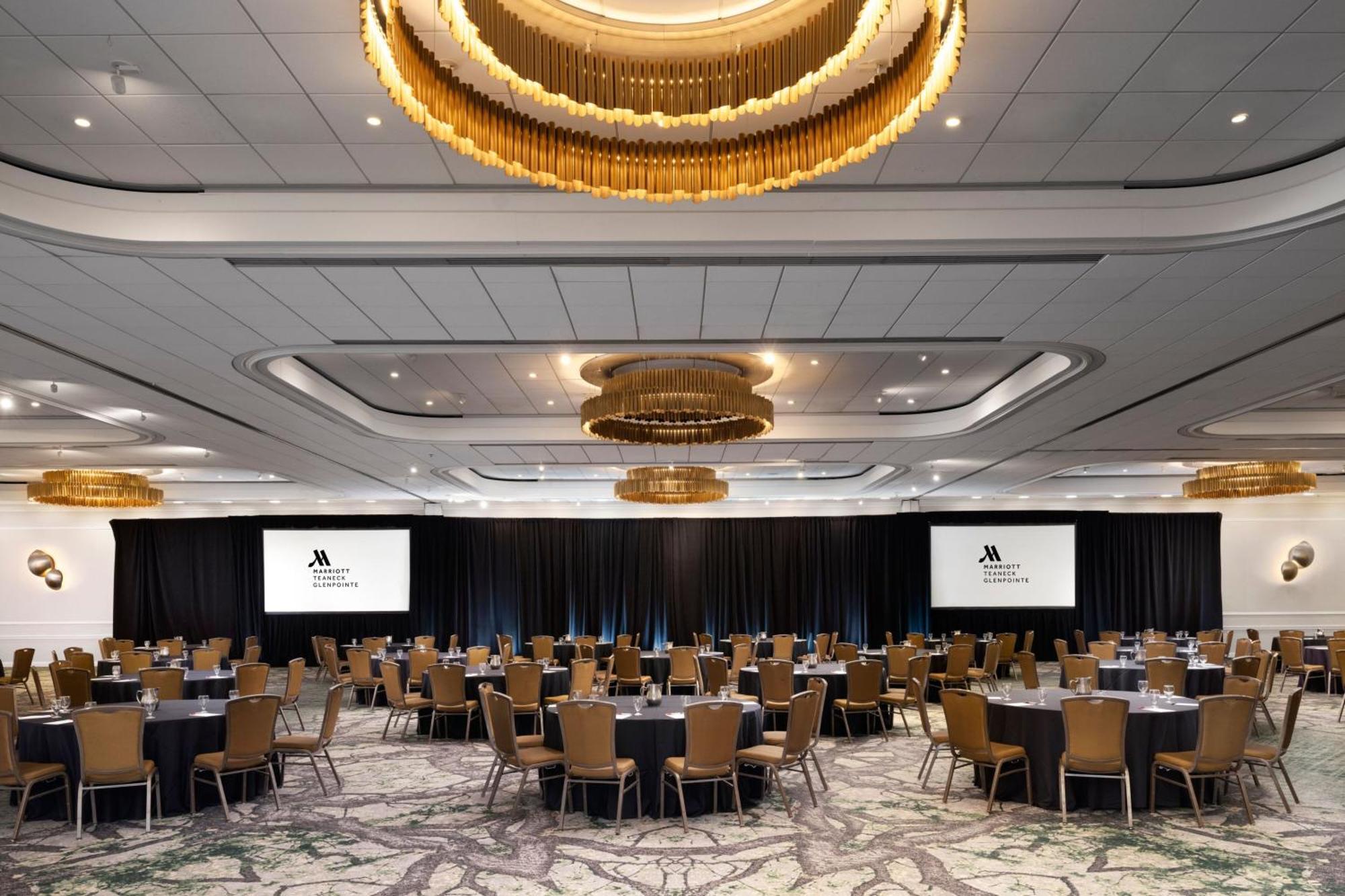 Marriott At Glenpointe Hotel 3*