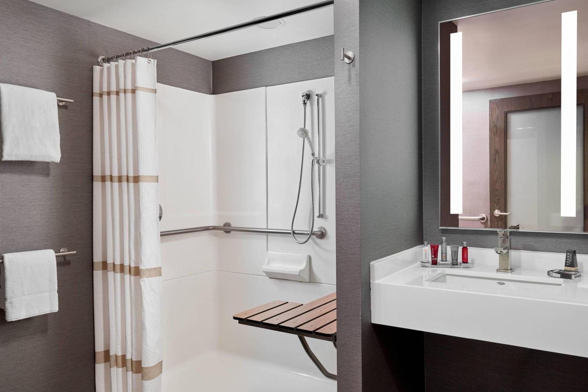 Hotel Marriott At Glenpointe 3*