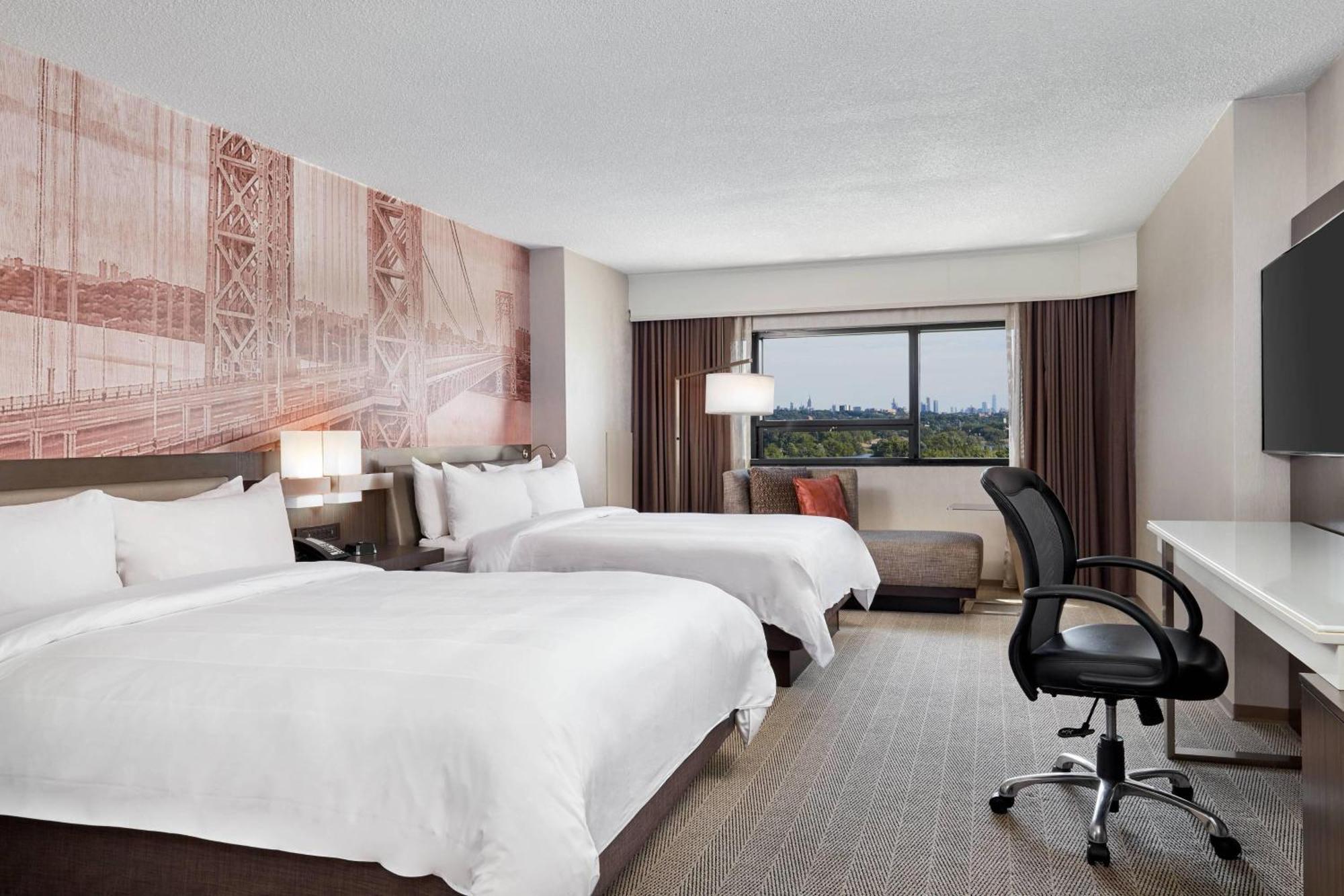 Marriott At Glenpointe Hotel 3*