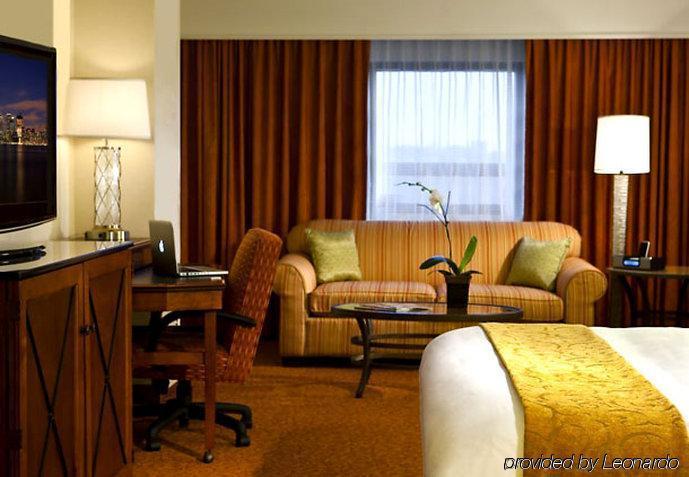 Marriott At Glenpointe 3*
