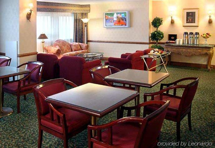 Marriott At Glenpointe Hotel