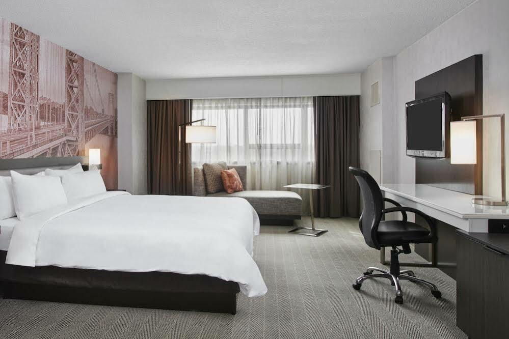 Marriott At Glenpointe 3*